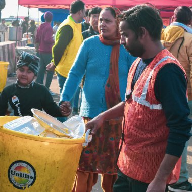 Gazipur, Delhi, Hindistan 25 Aralık 2020 - Punjab, Uttar Pradesh ve Uttarakhand 'den Hintli Sih ve Hindu Çiftçiler Delhi-UP sınırında protesto eylemi düzenlediler. Çiftçiler yeni çiftçi yasalarını protesto ediyorlar