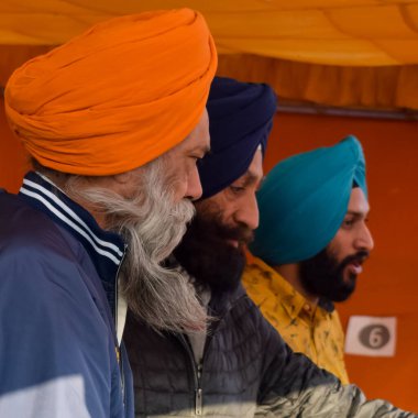 Gazipur, Delhi, Hindistan 25 Aralık 2020 - Punjab, Uttar Pradesh ve Uttarakhand 'den Hintli Sih ve Hindu Çiftçiler Delhi-UP sınırında protesto eylemi düzenlediler. Çiftçiler yeni çiftçi yasalarını protesto ediyorlar