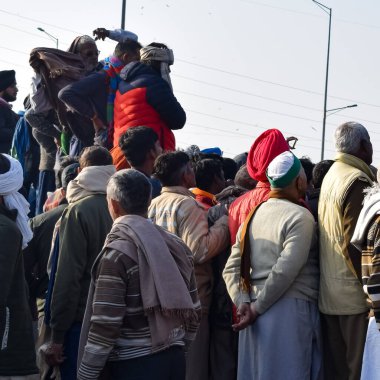 Gazipur, Delhi, Hindistan 25 Aralık 2020 - Hintli Sih ve Hintli çiftçilerin Punjab, Uttar Pradesh ve Uttarakhand 'in Delhi-UP sınırına park ettiği çiftçi traktörleri Delhi-UP sınırını protesto etti