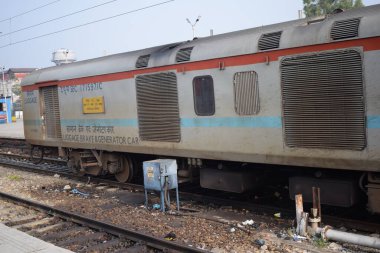 Amritsar, Hindistan, 15 Ağustos 2025 - Amritsar tren istasyonunda sabah treni, Amritsar, Punjab tren istasyonunda renkli tren