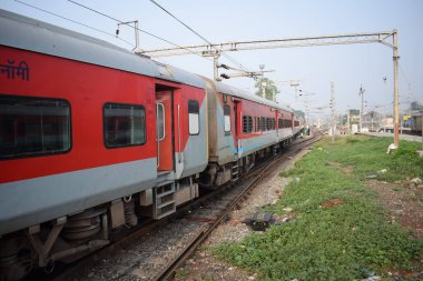 Amritsar, Hindistan, 15 Ağustos 2025 - Amritsar tren istasyonunda sabah treni, Amritsar, Punjab tren istasyonunda renkli tren