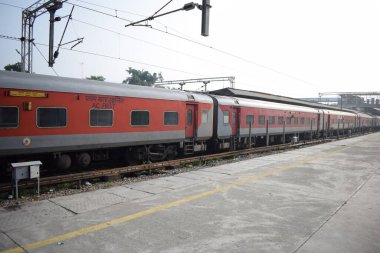 Amritsar, Hindistan, 15 Ağustos 2025 - Amritsar tren istasyonunda sabah treni, Amritsar, Punjab tren istasyonunda renkli tren
