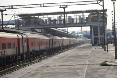 Amritsar, Hindistan, 15 Ağustos 2025 - Amritsar tren istasyonunda sabah treni, Amritsar, Punjab tren istasyonunda renkli tren