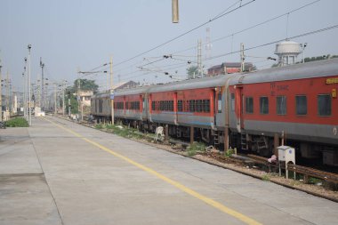 Amritsar, Hindistan, 15 Ağustos 2025 - Amritsar tren istasyonunda sabah treni, Amritsar, Punjab tren istasyonunda renkli tren