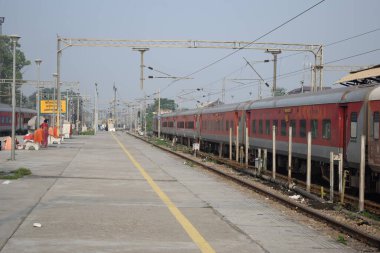 Amritsar, Hindistan, 15 Ağustos 2025 - Amritsar tren istasyonunda sabah treni, Amritsar, Punjab tren istasyonunda renkli tren