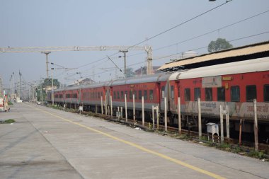 Amritsar, Hindistan, 15 Ağustos 2025 - Amritsar tren istasyonunda sabah treni, Amritsar, Punjab tren istasyonunda renkli tren