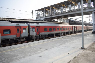 Amritsar, Hindistan, 15 Ağustos 2025 - Amritsar tren istasyonunda sabah treni, Amritsar, Punjab tren istasyonunda renkli tren
