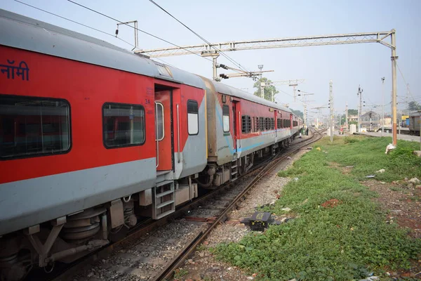 Amritsar, Hindistan, 15 Ağustos 2025 - Amritsar tren istasyonunda sabah treni, Amritsar, Punjab tren istasyonunda renkli tren