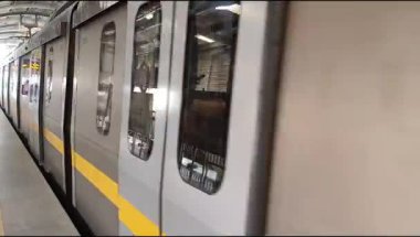 Yeni Delhi, Hindistan, 16 Nisan 2025 - Delhi treni Yeni Delhi, Hindistan, Asya 'daki Jhandewalan metro istasyonuna varıyor.
