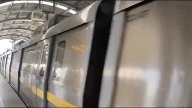 Yeni Delhi, Hindistan, 16 Nisan 2025 - Delhi treni Yeni Delhi, Hindistan, Asya 'daki Jhandewalan metro istasyonuna varıyor.