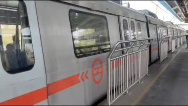 Yeni Delhi, Hindistan, 16 Nisan 2025 - Delhi treni Yeni Delhi, Hindistan, Asya 'daki Jhandewalan metro istasyonuna varıyor.