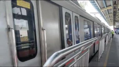 Yeni Delhi, Hindistan, 16 Nisan 2025 - Delhi treni Yeni Delhi, Hindistan, Asya 'daki Jhandewalan metro istasyonuna varıyor.