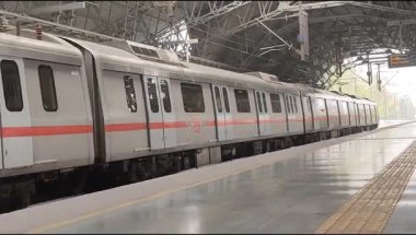 Yeni Delhi, Hindistan, 16 Nisan 2025 - Delhi treni Yeni Delhi, Hindistan, Asya 'daki Jhandewalan metro istasyonuna varıyor.