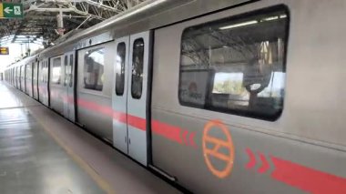 Yeni Delhi, Hindistan, 16 Nisan 2025 - Delhi treni Yeni Delhi, Hindistan, Asya 'daki Jhandewalan metro istasyonuna varıyor.