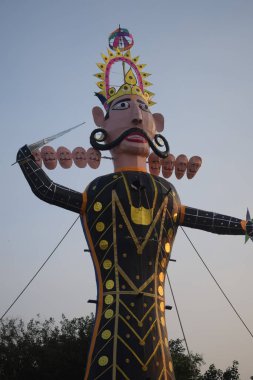 Dussehra festivali sırasında Dussehra 'da, Hindistan, Delhi' de Ramleela 'da, Ravana' nın büyük heykeli, Dussera Fuarı sırasında, Lord Rama 'nın zaferini kutlamak için ateşlendi.