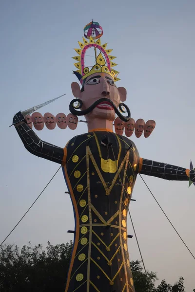 Dussehra festivali sırasında Dussehra 'da, Hindistan, Delhi' de Ramleela 'da, Ravana' nın büyük heykeli, Dussera Fuarı sırasında, Lord Rama 'nın zaferini kutlamak için ateşlendi.