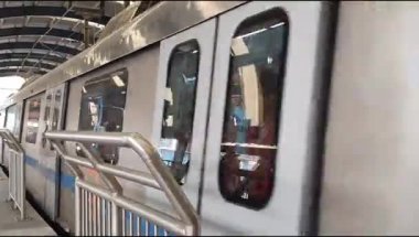 Yeni Delhi, Hindistan, 16 Nisan 2025 - Delhi treni Yeni Delhi, Hindistan, Asya 'daki Jhandewalan metro istasyonuna varıyor.