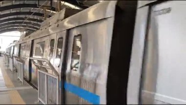 Yeni Delhi, Hindistan, 16 Nisan 2025 - Delhi treni Yeni Delhi, Hindistan, Asya 'daki Jhandewalan metro istasyonuna varıyor.