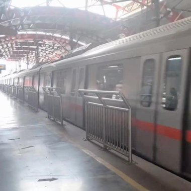 Yeni Delhi, Hindistan, 16 Nisan 2025 - Delhi treni Yeni Delhi, Hindistan, Asya 'daki Jhandewalan metro istasyonuna varıyor.