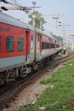 Amritsar, Hindistan, 15 Ağustos 2025 - Amritsar tren istasyonunda sabah treni, Amritsar, Punjab tren istasyonunda renkli tren