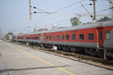 Amritsar, Hindistan, 15 Ağustos 2025 - Amritsar tren istasyonunda sabah treni, Amritsar, Punjab tren istasyonunda renkli tren