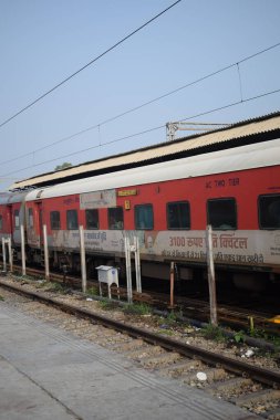 Amritsar, Hindistan, 15 Ağustos 2025 - Amritsar tren istasyonunda sabah treni, Amritsar, Punjab tren istasyonunda renkli tren