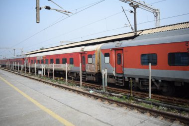 Amritsar, Hindistan, 15 Ağustos 2025 - Amritsar tren istasyonunda sabah treni, Amritsar, Punjab tren istasyonunda renkli tren