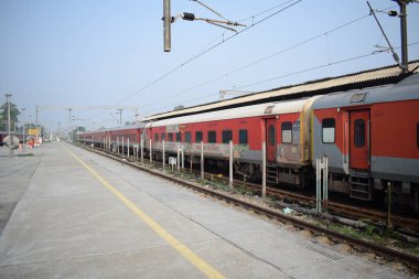 Amritsar, Hindistan, 15 Ağustos 2025 - Amritsar tren istasyonunda sabah treni, Amritsar, Punjab tren istasyonunda renkli tren