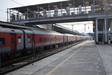 Amritsar, Hindistan, 15 Ağustos 2025 - Amritsar tren istasyonunda sabah treni, Amritsar, Punjab tren istasyonunda renkli tren