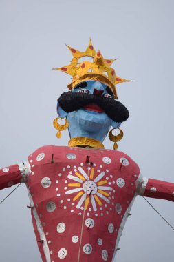 Dussehra festivali sırasında Dussehra 'da, Hindistan, Delhi' de Ramleela 'da, Ravana' nın büyük heykeli, Dussera Fuarı sırasında, Lord Rama 'nın zaferini kutlamak için ateşlendi.