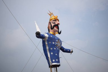 Dussehra festivali sırasında Dussehra 'da, Hindistan, Delhi' de Ramleela 'da, Ravana' nın büyük heykeli, Dussera Fuarı sırasında, Lord Rama 'nın zaferini kutlamak için ateşlendi.