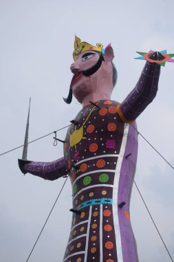 Dussehra festivali sırasında Dussehra 'da, Hindistan, Delhi' de Ramleela 'da, Ravana' nın büyük heykeli, Dussera Fuarı sırasında, Lord Rama 'nın zaferini kutlamak için ateşlendi.