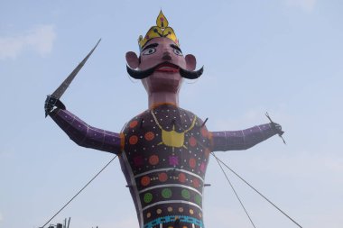 Dussehra festivali sırasında Dussehra 'da, Hindistan, Delhi' de Ramleela 'da, Ravana' nın büyük heykeli, Dussera Fuarı sırasında, Lord Rama 'nın zaferini kutlamak için ateşlendi.