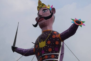 Dussehra festivali sırasında Dussehra 'da, Hindistan, Delhi' de Ramleela 'da, Ravana' nın büyük heykeli, Dussera Fuarı sırasında, Lord Rama 'nın zaferini kutlamak için ateşlendi.