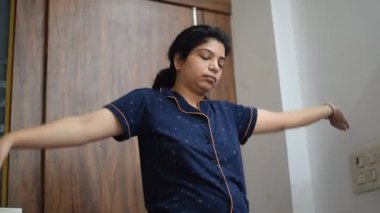 Evde yoga yapan genç Hintli bir kadın çevrimiçi yoga seansında güzel bir kız temel yoga pozisyonunda Asyalı bir kadın kapalı alanda yoga yapıyor. 