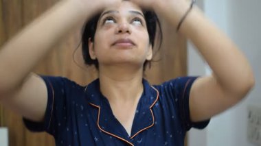 Evde yoga yapan genç Hintli bir kadın çevrimiçi yoga seansında güzel bir kız temel yoga pozisyonunda Asyalı bir kadın kapalı alanda yoga yapıyor. 