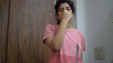 Evde yoga yapan genç Hintli bir kadın çevrimiçi yoga seansında güzel bir kız temel yoga pozisyonunda Asyalı bir kadın kapalı alanda yoga yapıyor. 