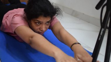Evde yoga yapan genç Hintli bir kadın çevrimiçi yoga seansında güzel bir kız temel yoga pozisyonunda Asyalı bir kadın kapalı alanda yoga yapıyor. 