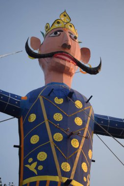 Dussehra festivali sırasında Dussehra 'da, Hindistan, Delhi' de Ramleela 'da, Ravana' nın büyük heykeli, Dussera Fuarı sırasında, Lord Rama 'nın zaferini kutlamak için ateşlendi.