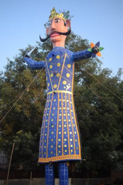 Dussehra festivali sırasında Dussehra 'da, Hindistan, Delhi' de Ramleela 'da, Ravana' nın büyük heykeli, Dussera Fuarı sırasında, Lord Rama 'nın zaferini kutlamak için ateşlendi.