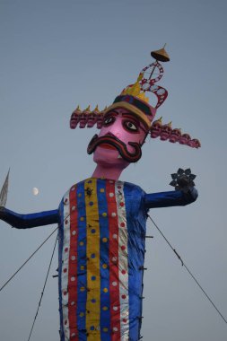Dussehra festivali sırasında Dussehra 'da, Hindistan, Delhi' de Ramleela 'da, Ravana' nın büyük heykeli, Dussera Fuarı sırasında, Lord Rama 'nın zaferini kutlamak için ateşlendi.