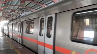 Yeni Delhi, Hindistan, 16 Nisan 2025 - Delhi treni Yeni Delhi, Hindistan, Asya 'daki Jhandewalan metro istasyonuna varıyor.