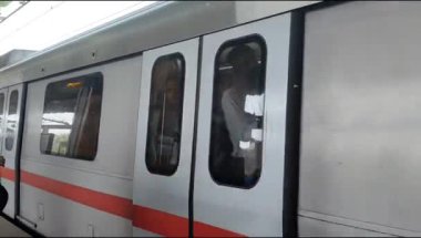 Yeni Delhi, Hindistan, 16 Nisan 2025 - Delhi treni Yeni Delhi, Hindistan, Asya 'daki Jhandewalan metro istasyonuna varıyor.