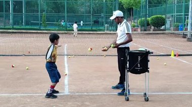 Delhi, Hindistan, 17 Şubat 2025 - Maha Open için kil tenis kortunda antrenörlük yapan genç tenisçiler, yaklaşan turnuva için küçük tenis oyuncuları antrenman yapıyor