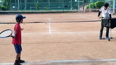 Delhi, Hindistan, 17 Şubat 2025 - Maha Open için kil tenis kortunda antrenörlük yapan genç tenisçiler, yaklaşan turnuva için küçük tenis oyuncuları antrenman yapıyor