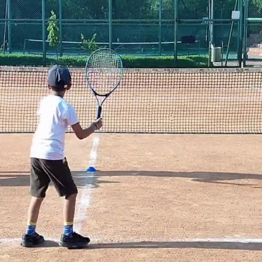 Delhi, Hindistan, 17 Şubat 2025 - Maha Open için kil tenis kortunda antrenörlük yapan genç tenisçiler, yaklaşan turnuva için küçük tenis oyuncuları antrenman yapıyor