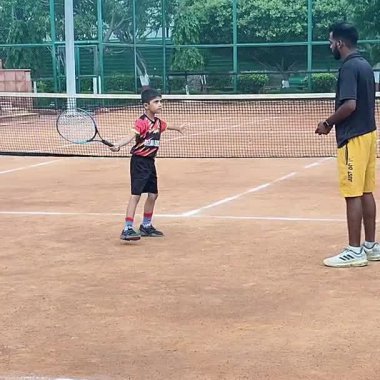 Delhi, Hindistan, 17 Şubat 2025 - Maha Open için kil tenis kortunda antrenörlük yapan genç tenisçiler, yaklaşan turnuva için küçük tenis oyuncuları antrenman yapıyor