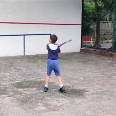 Delhi, Hindistan, 17 Şubat 2025 - Maha Open için kil tenis kortunda antrenörlük yapan genç tenisçiler, yaklaşan turnuva için küçük tenis oyuncuları antrenman yapıyor