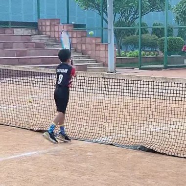 Delhi, Hindistan, 17 Şubat 2025 - Maha Open için kil tenis kortunda antrenörlük yapan genç tenisçiler, yaklaşan turnuva için küçük tenis oyuncuları antrenman yapıyor