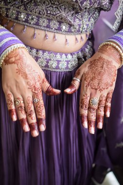 Hint geleneği gibi giyinmiş güzel bir kadın. İki elinde de Henna Mehndi tasarımı var. Hintli bir kadının kocası için Karwa Chauth ve Karwa Chauth kutlamalarını kutlamak için.